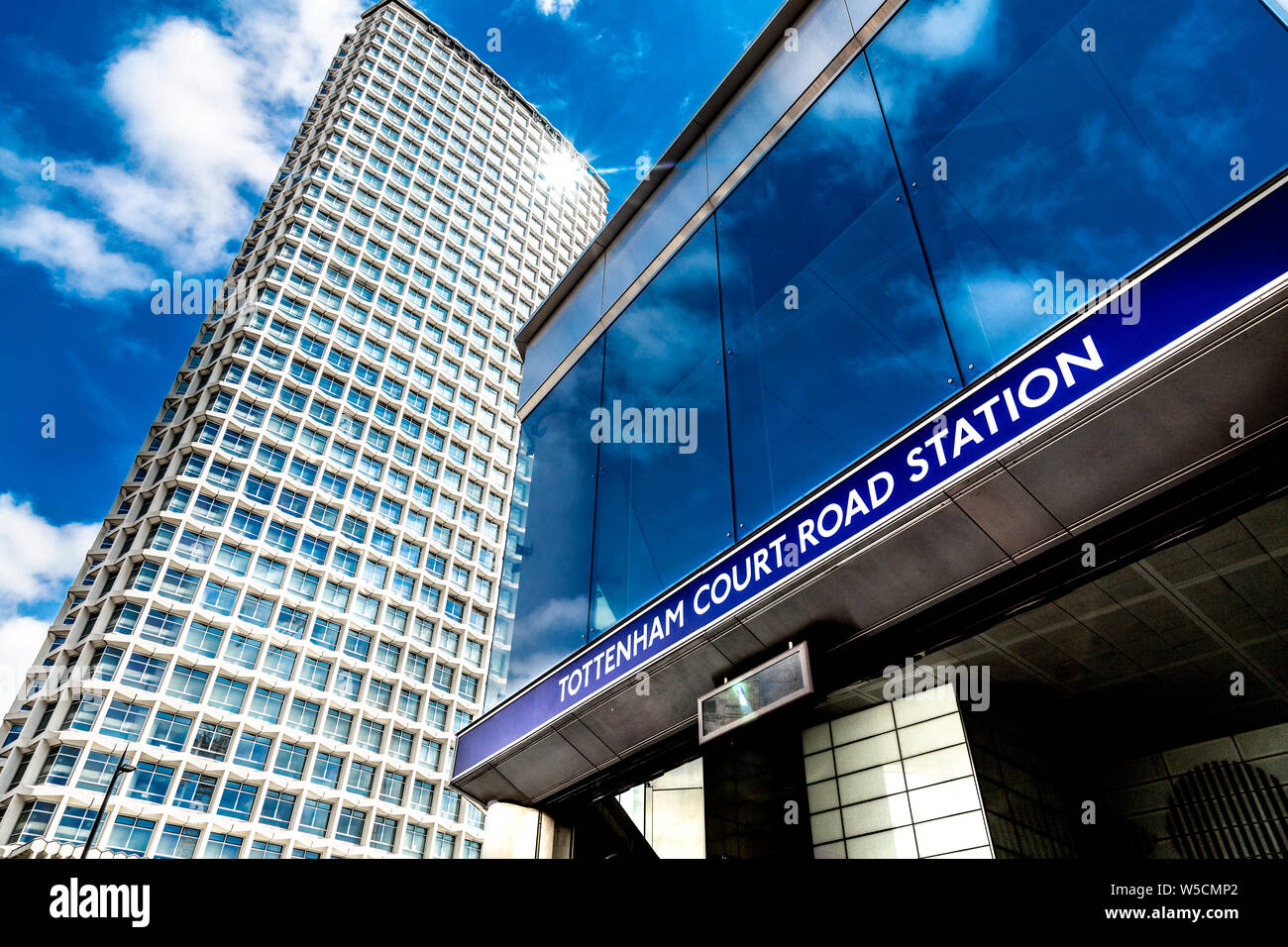 Neuer Eingang zur Station Tottenham Court Road mit brutalist Mittelpunkt Turm im Hintergrund, London, UK Stockfoto
