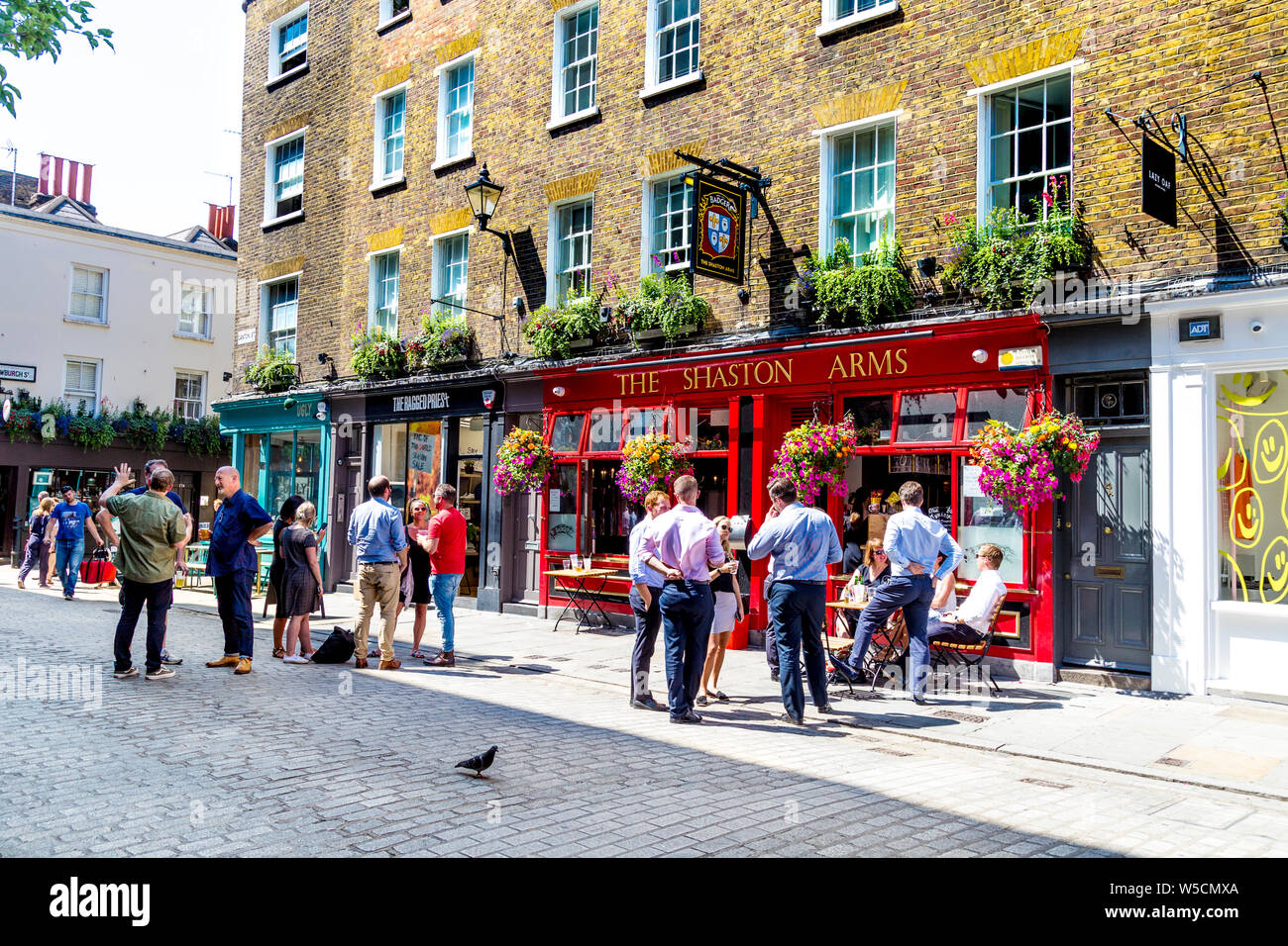 Die Leute trinken vor einem Pub in Soho, die Arme Shaston, London, UK Stockfoto