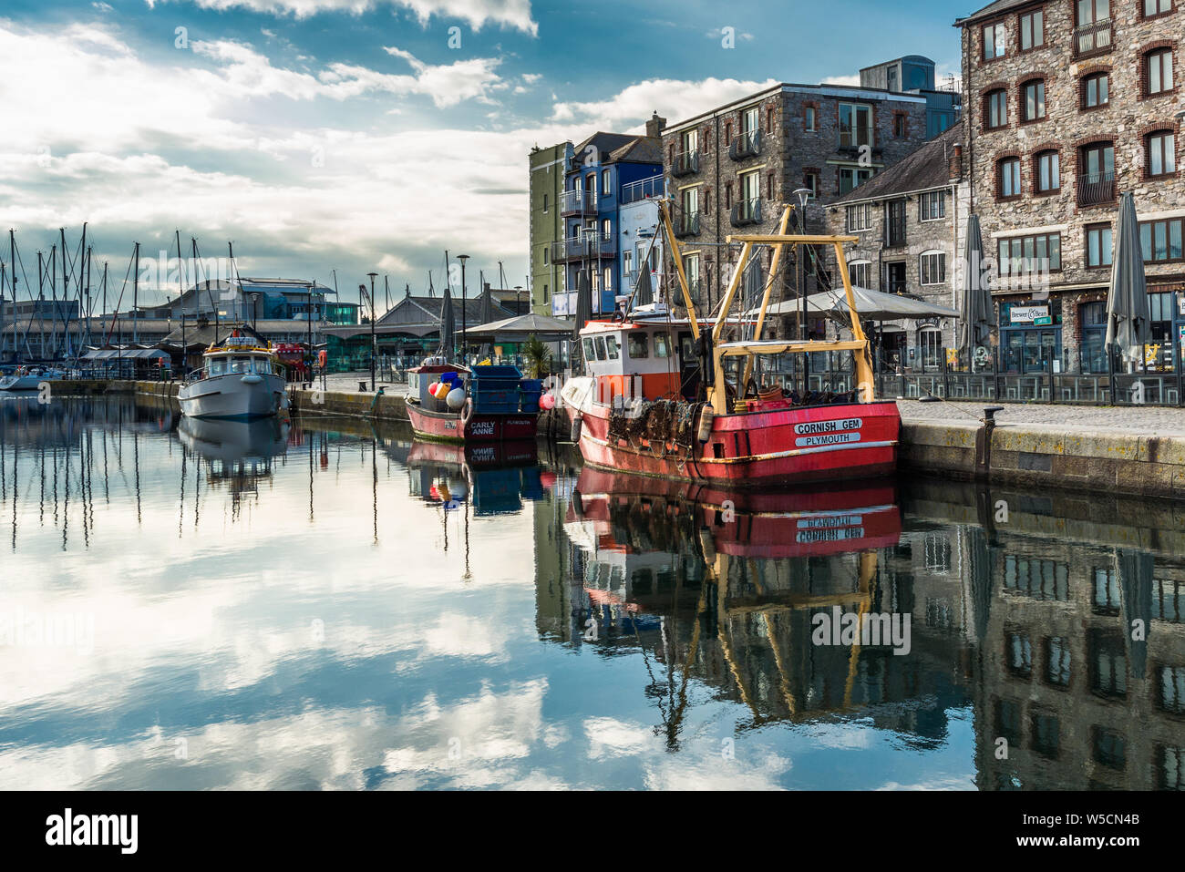 Sutton Harbour, ehemals Sutton Pool bekannt ist, ist der ursprüngliche Hafen der Stadt Plymouth, das historische Barbican Bezirk in Devon, England. UK. Stockfoto