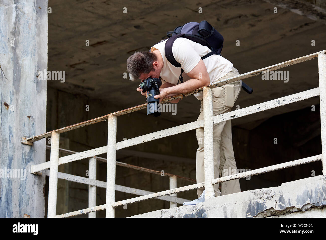 Der Fotograf macht Bild auf einem verlassenen Gebäude. Stockfoto