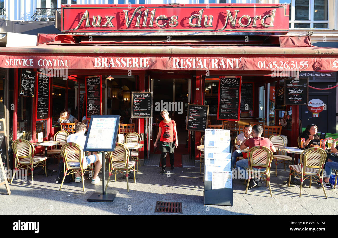 Die typischen Pariser Cafe aux Villes du Nord in der Nähe von Gare du Nord in Paris, Frankreich. Stockfoto