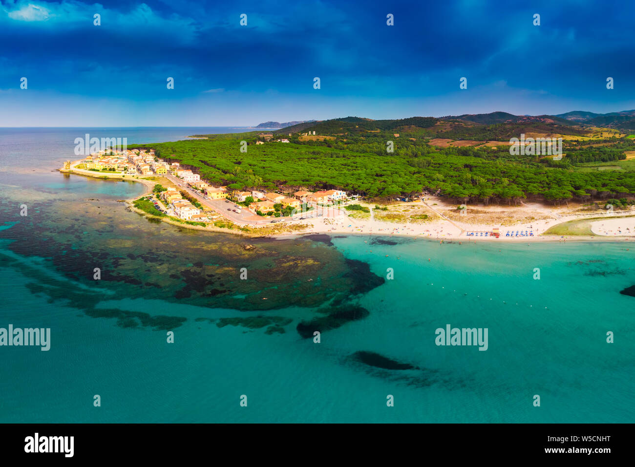 Graniro Strand mit Santa Lucia Altstadt in der italienischen Region Sardinien auf das Tyrrhenische Meer, Sardinien, Italien, Europa. Stockfoto