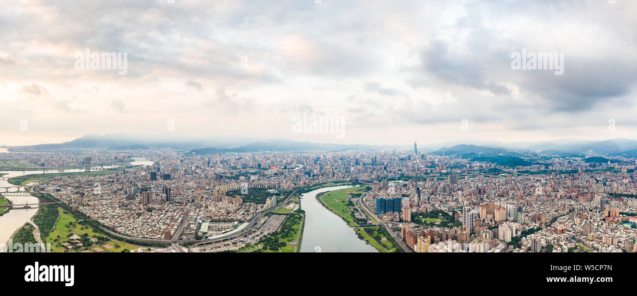 Asia Business Konzept Bild, Panoramablick auf das moderne Stadtbild Gebäude Vogelperspektive unter Sunrise und morgen Blau hellen Himmel, in Taipeh, Taiwan. Stockfoto