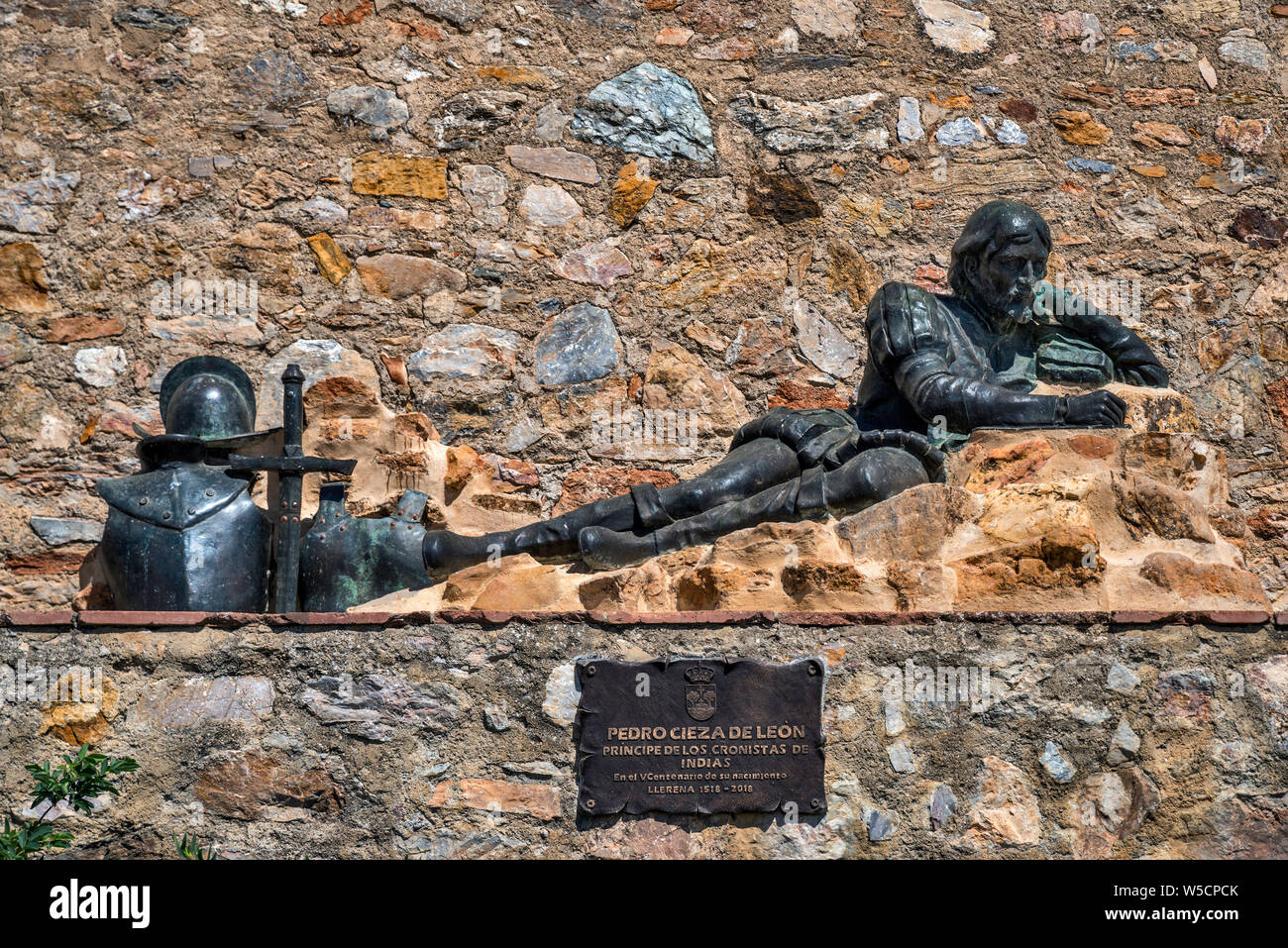 Skulptur von Pedro Cieza de Leon, 16. Jahrhundert conquistador und Chronist von Peru, an der mittelalterlichen Stadtmauer in Llerena, Provinz Badajoz, Extremadura, Spanien Stockfoto