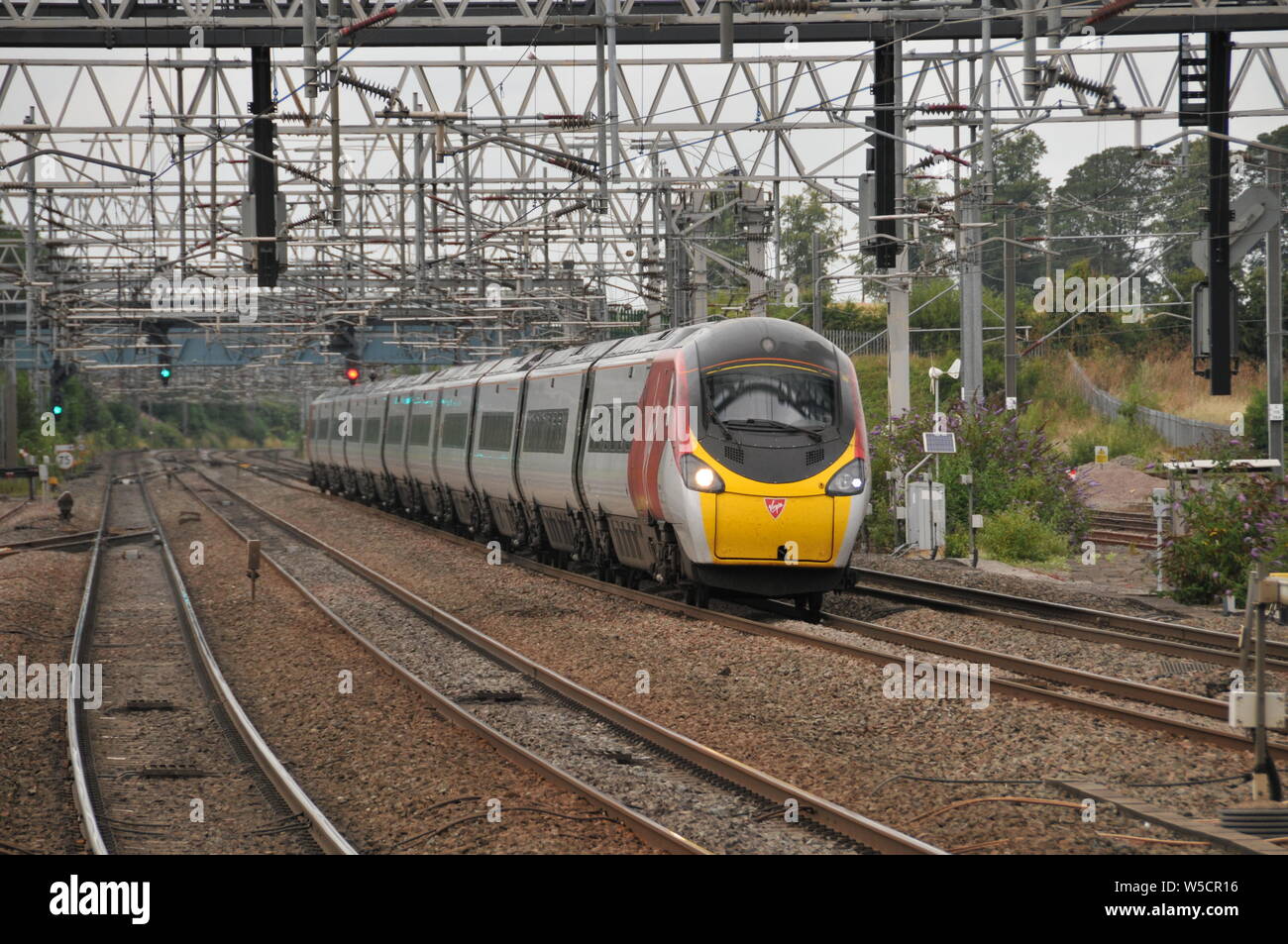 11 Car Virgin Pendolino bildet die Linie 1A37, die 13:15 Uhr von Manchester nach London Euston an der Kreuzung Lichfield North an der West Coast Main Line führt Stockfoto