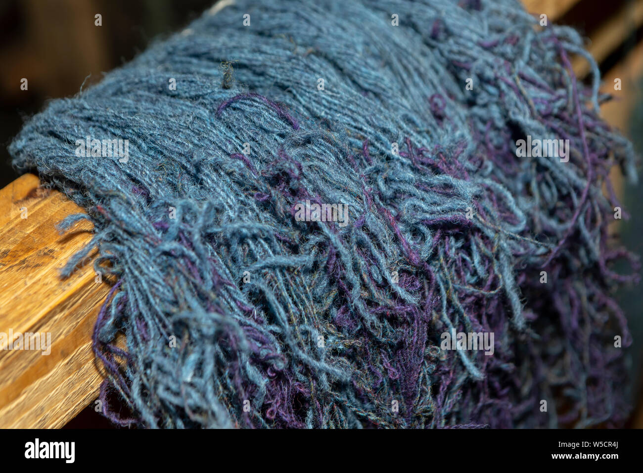 Nahaufnahme der gefärbte Schafwolle für die Weberei Tweed Stockfoto
