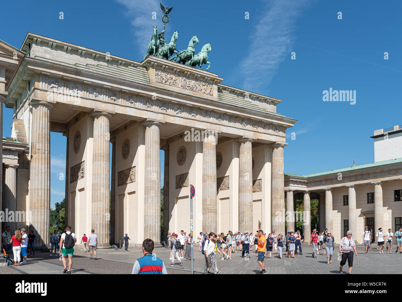 2019-24-07 Berlin, Deutschland: Gruppen von Touristen am Pariser Platz am Brandenburger Tor auf der Suche nach sonnigen Sommertag Stockfoto