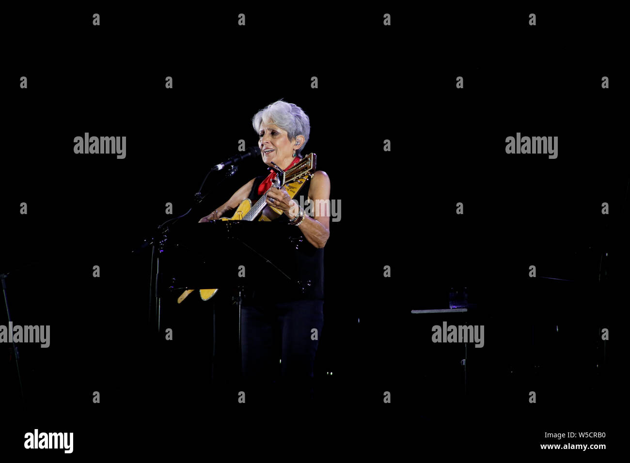 Joan Baez sangen und spielten in ihrem letzten Konzert ihrer Karriere bei Flower Festival in Collegno, Turin, Italien Stockfoto