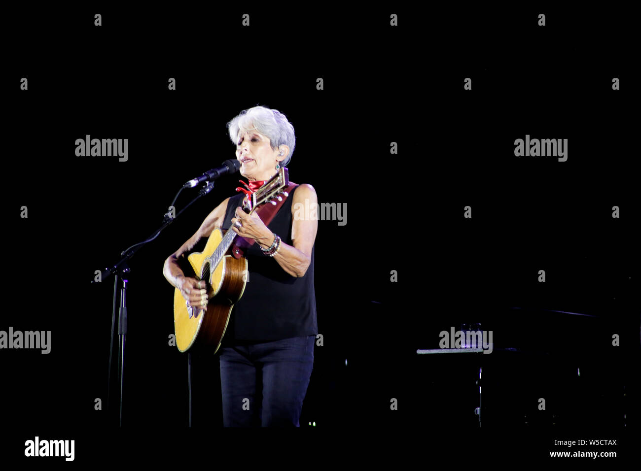 Joan Baez sangen und spielten in ihrem letzten Konzert ihrer Karriere bei Flower Festival in Collegno, Turin, Italien Stockfoto