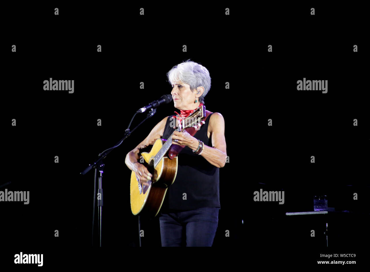 Joan Baez sangen und spielten in ihrem letzten Konzert ihrer Karriere bei Flower Festival in Collegno, Turin, Italien Stockfoto