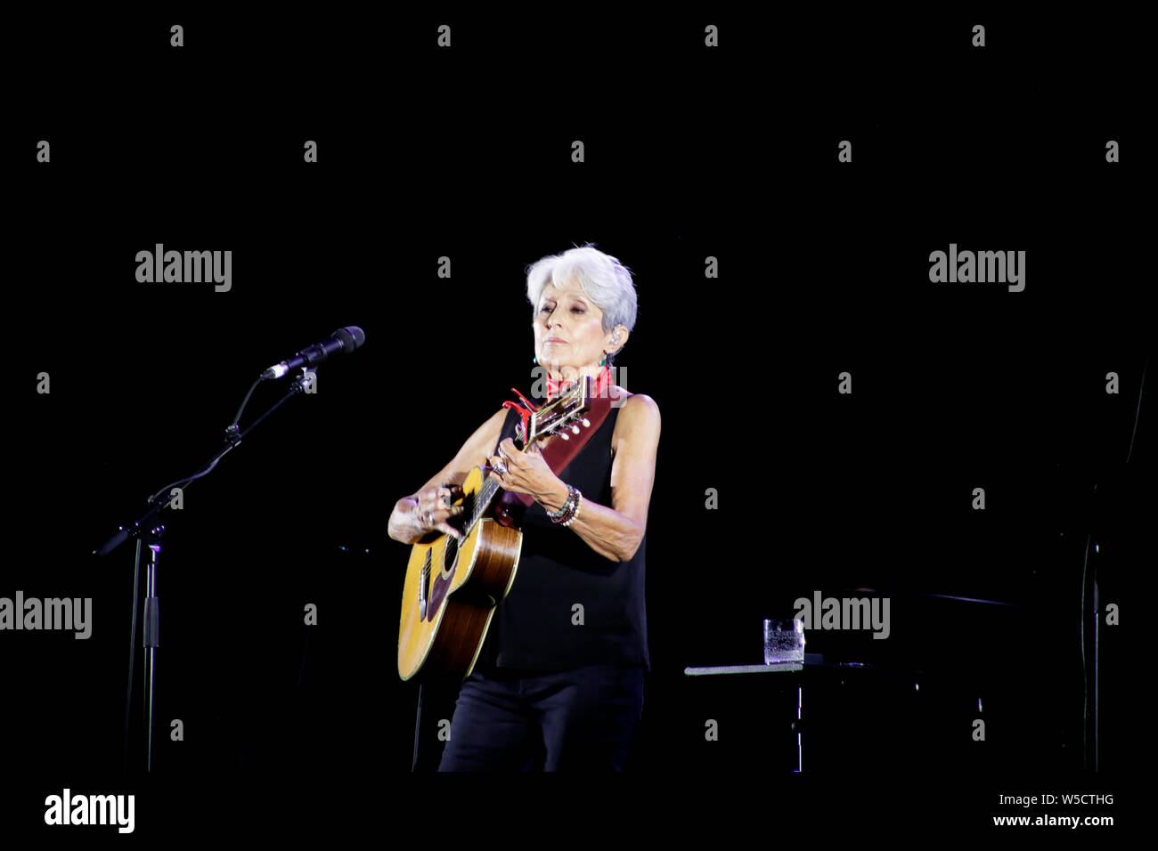 Joan Baez sangen und spielten in ihrem letzten Konzert ihrer Karriere bei Flower Festival in Collegno, Turin, Italien Stockfoto