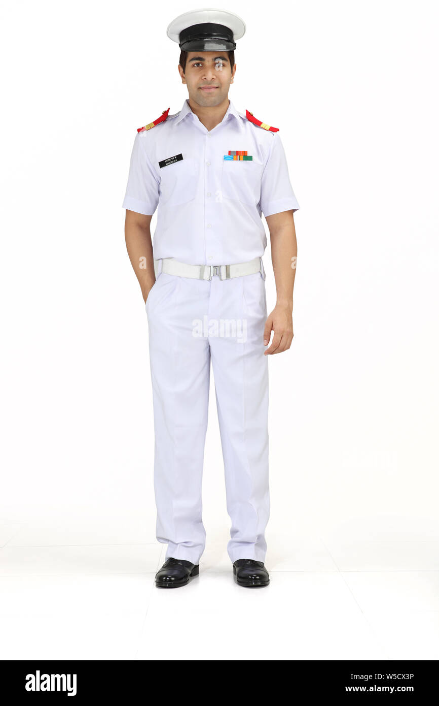 Navy-Offizier stehend mit den Händen in den Taschen Stockfoto