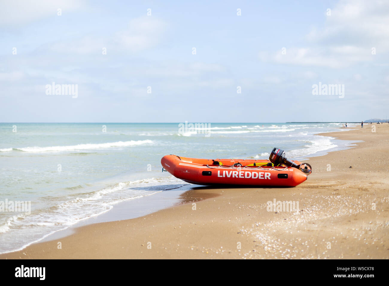 Rettungsschwimmer Rubber Boot am Strand Lokken Stockfoto