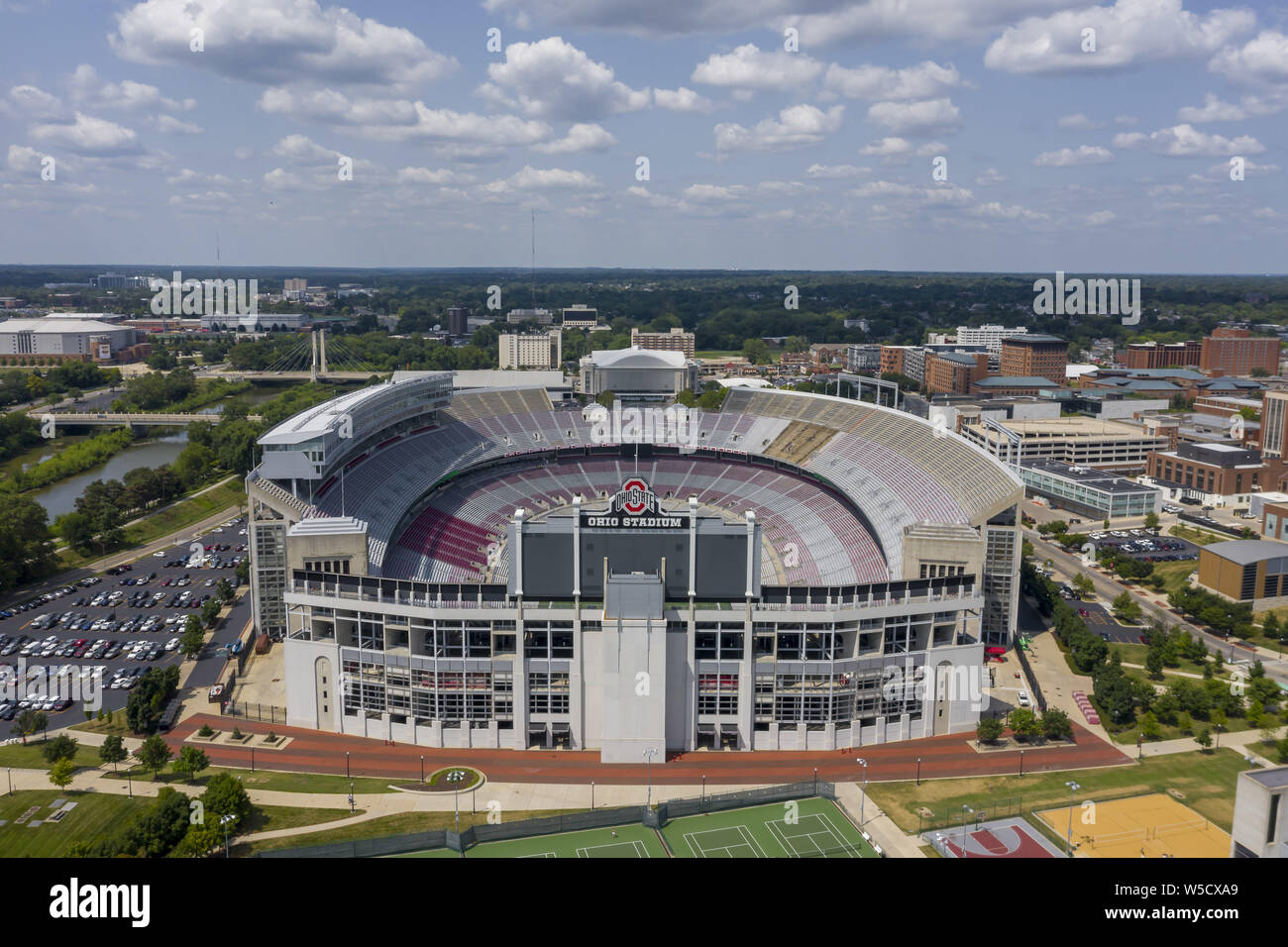 Juli 25, 2019, Columbus, Ohio, USA: Luftaufnahme von Ohio Stadium, auch bekannt als das Hufeisen, der Schuh, und das Haus, das Harley erbaut, ist ein American Football Stadion in Columbus, Ohio, auf dem Campus der Ohio State University. (Bild: © Walter G Arce Sr Schleifstein Medi/ASP) Stockfoto