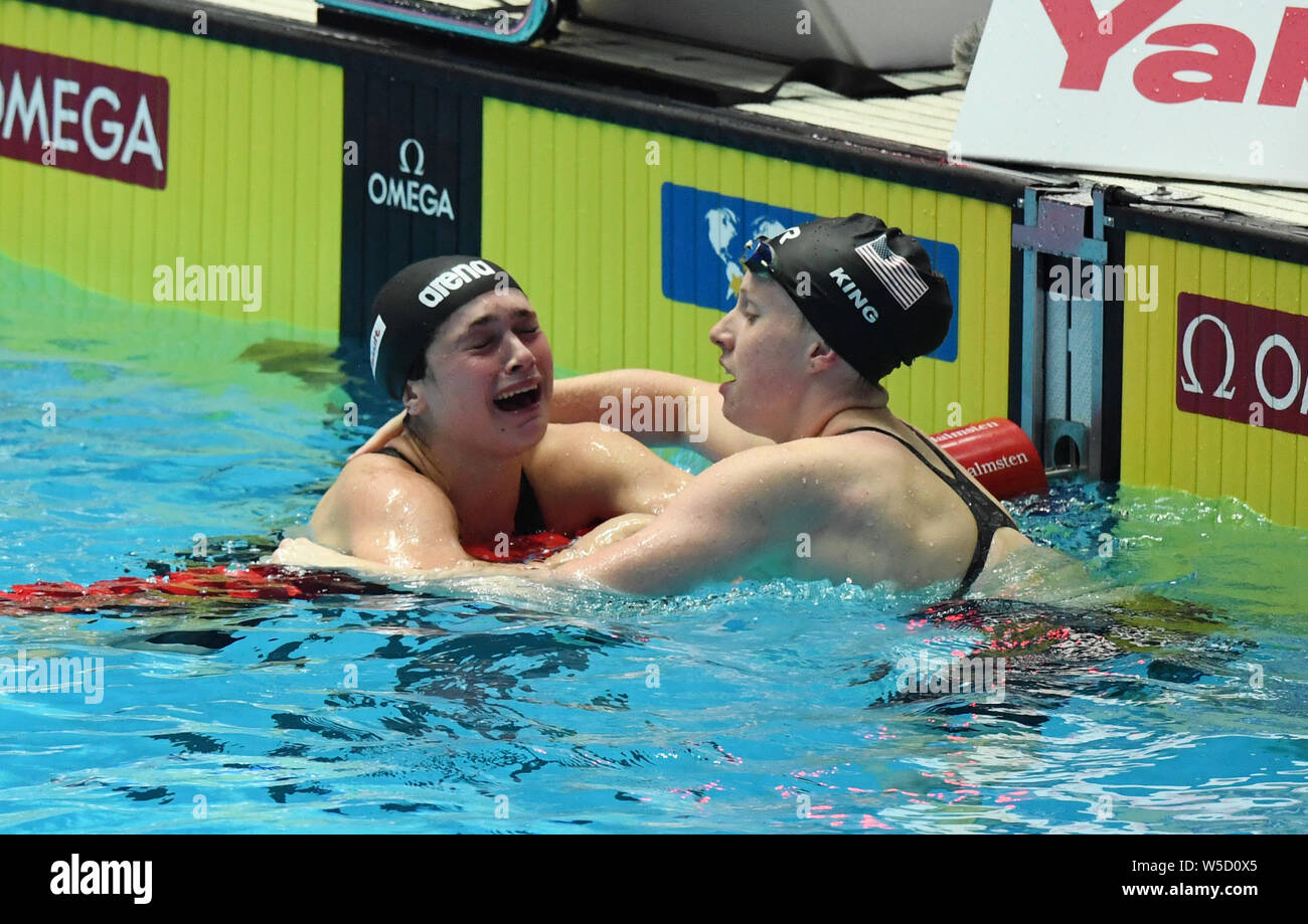 Gwangju, Südkorea. 28. Juli 2019. Goldmedaillenträger Lilly König (R) der Vereinigten Staaten Umarmungen Silbermedaillengewinner Benedetta Pilato von Italien nach der Frauen 50m Brust Finale bei der Gwangju 2019 FINA Weltmeisterschaft in Gwangju, Südkorea, am 28. Juli 2019. Quelle: Xinhua/Alamy leben Nachrichten Stockfoto