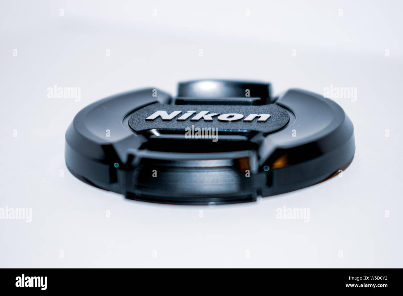 Ein Nikon Objektivdeckel mit einem weißen Hintergrund - Hoher Kontrast Foto Stockfoto