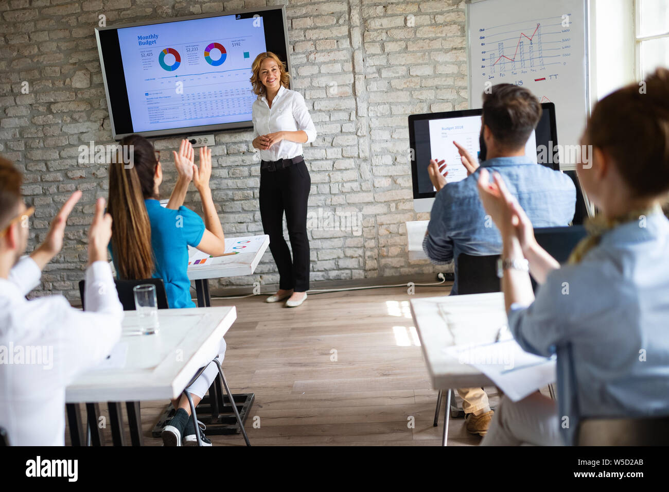 Erfolgreiche glücklichen Gruppe von Menschen lernen Software Engineering und Business während der Präsentation Stockfoto