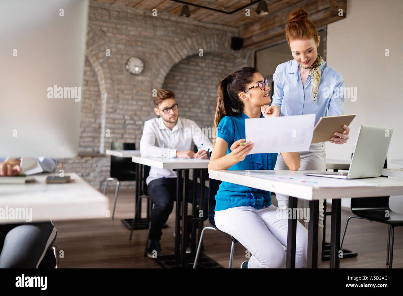 Erfolgreiche glücklichen Gruppe von Menschen lernen Software Engineering und Business während der Präsentation Stockfoto