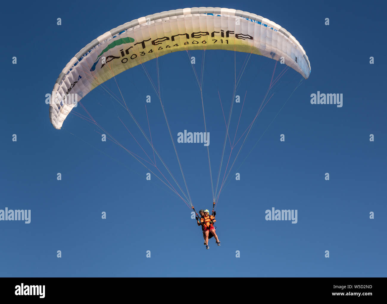 Tandem Gleitschirm in Land in La Caleta Strand, Costa Adeje Stockfoto