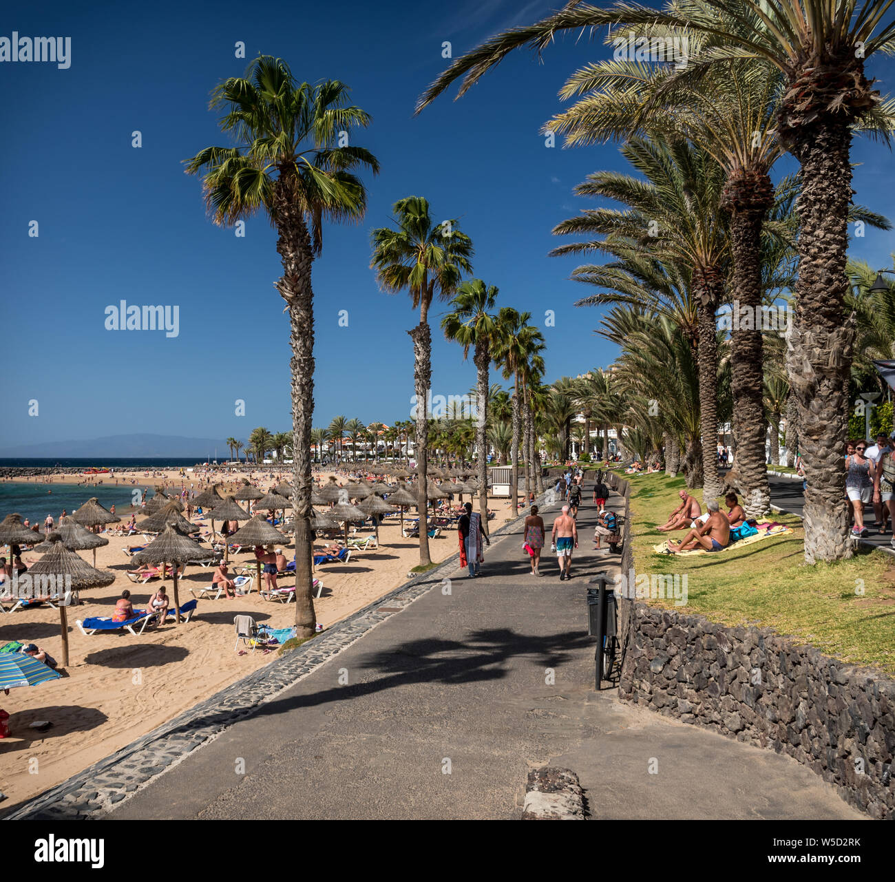 Menschen entspannen und genießen Sie die warme Sonne am Strand Playa del Camisón, Teneriffa Stockfoto
