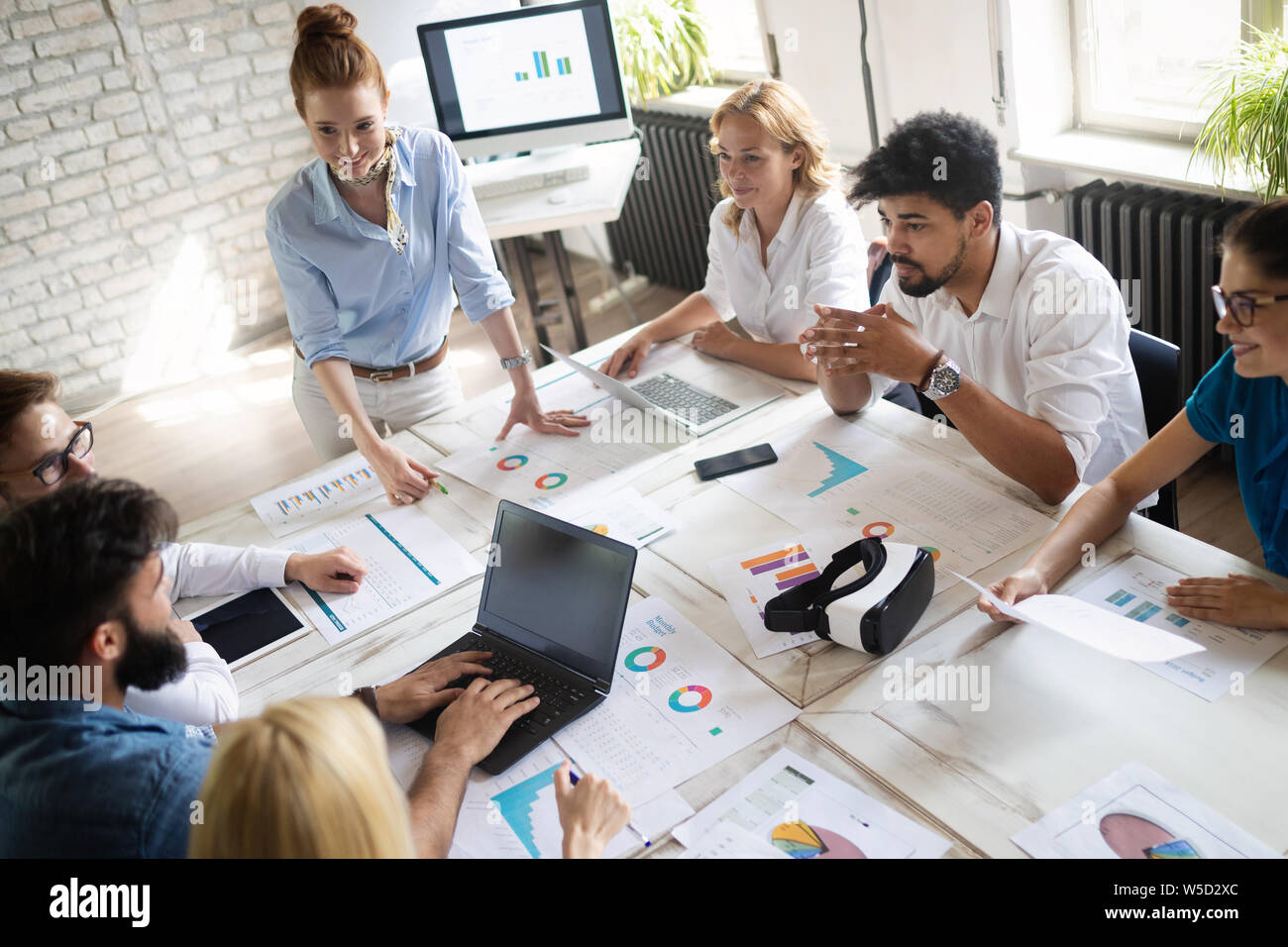 Erfolgreiche glücklichen Gruppe von Menschen lernen Software Engineering und Business während der Präsentation Stockfoto