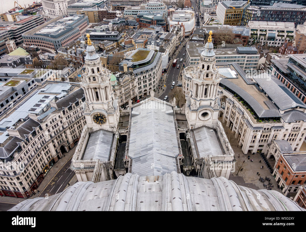 Blick nach Westen entlang Ludgate Hill von der Kuppel der St. Paul's Cathedral, London Stockfoto