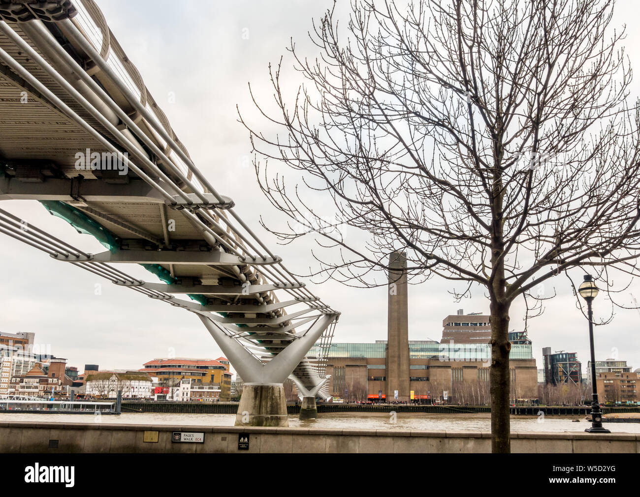 Unterseite der Millennium Bridge und der Tate Modern, London Stockfoto