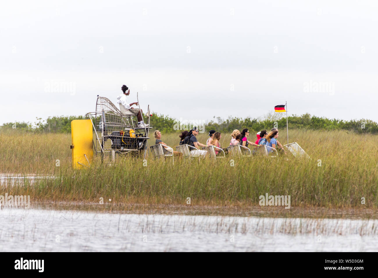 EVERGLADES, Florida, USA - Dezember 8, 2016: Airboat Tour an der Mangrovenwald in Everglades Sumpf Stockfoto