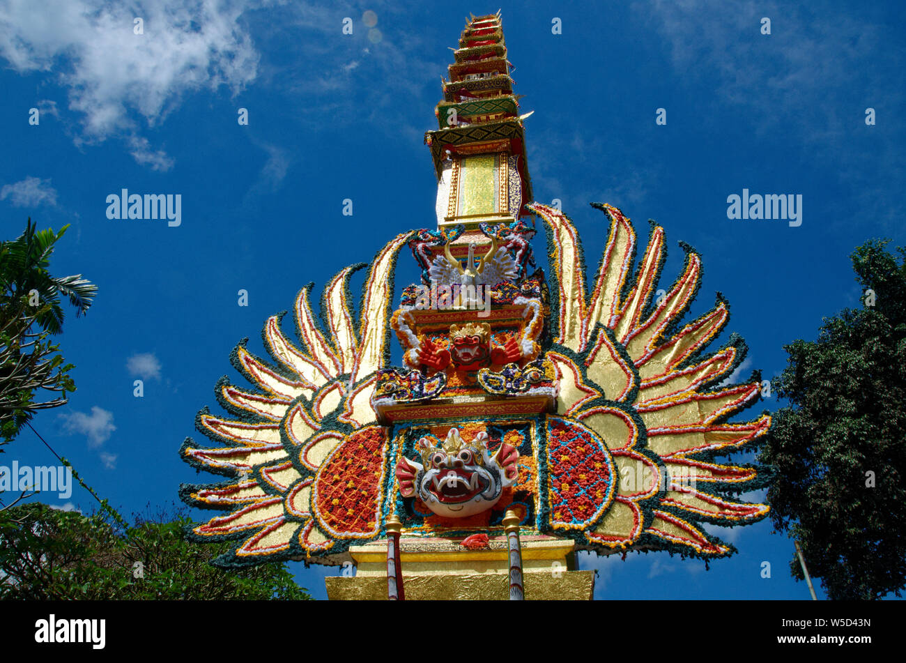 Eine königliche Ngaben Einäscherung Scheiterhaufen und Dekoration in der Bereitschaft, von den alten Palast, Ubud, Bali, Indonesien, Stockfoto