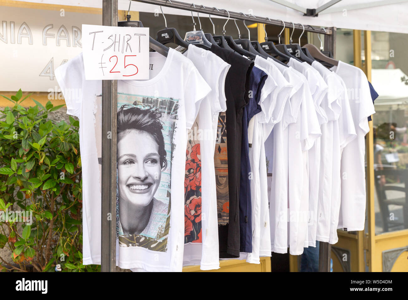 PARMA, Italien, Mai 06, 2018: T-Shirt mit Julia Roberts Gesicht ist der Verkauf auf dem lokalen Markt Stockfoto