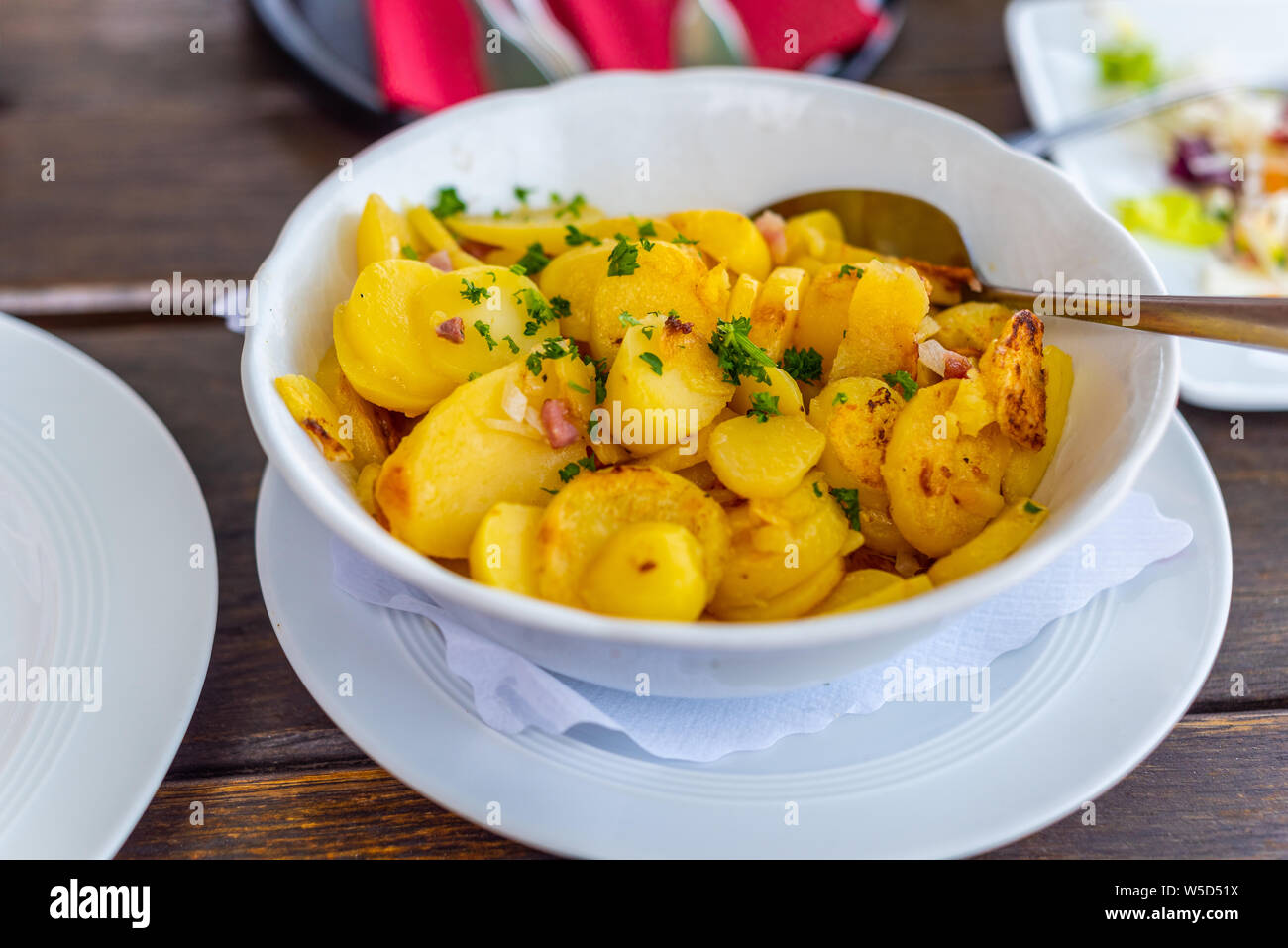Hauptgericht Fisch Pfanne mit Kartoffeln Stockfoto