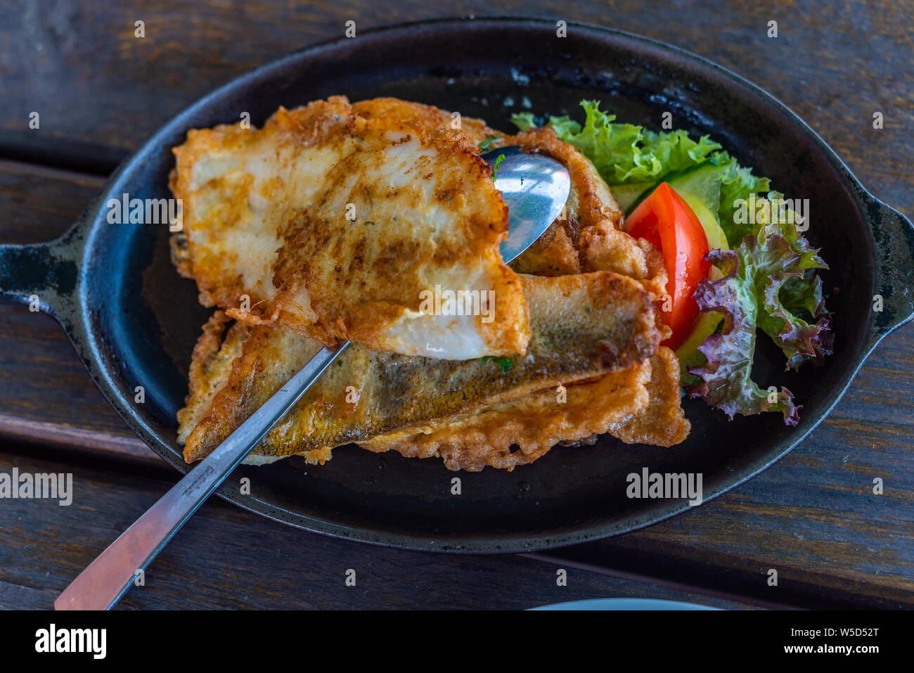 Hauptgericht Fisch Pfanne mit Kartoffeln Stockfoto