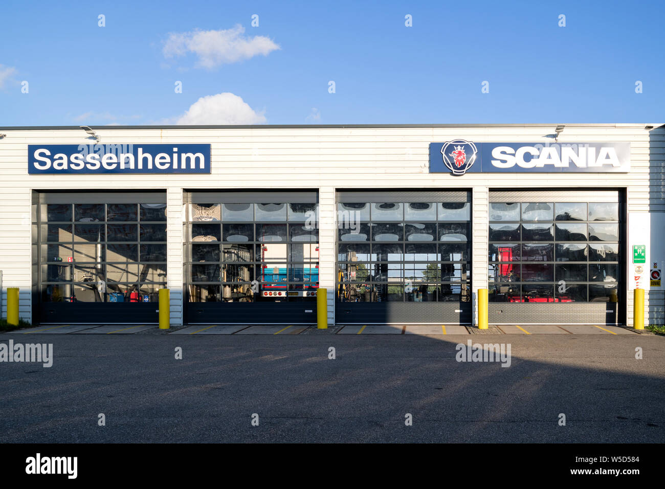Scania Garage in Sassenheim, Niederlande. Scania AB ist ein schwedischer Hersteller von Nutzfahrzeugen. Stockfoto
