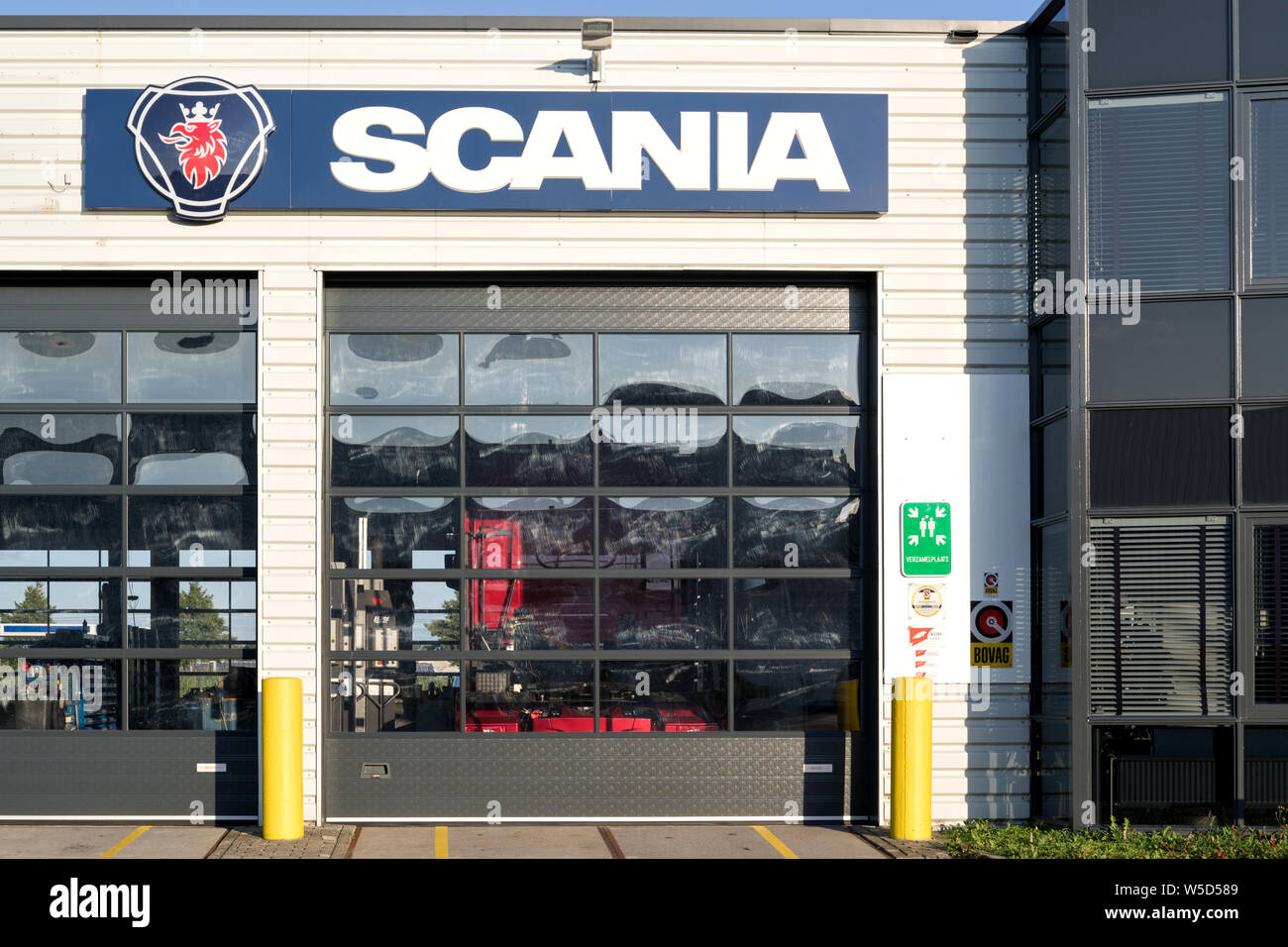 Scania Garage in Sassenheim, Niederlande. Scania AB ist ein schwedischer Hersteller von Nutzfahrzeugen. Stockfoto