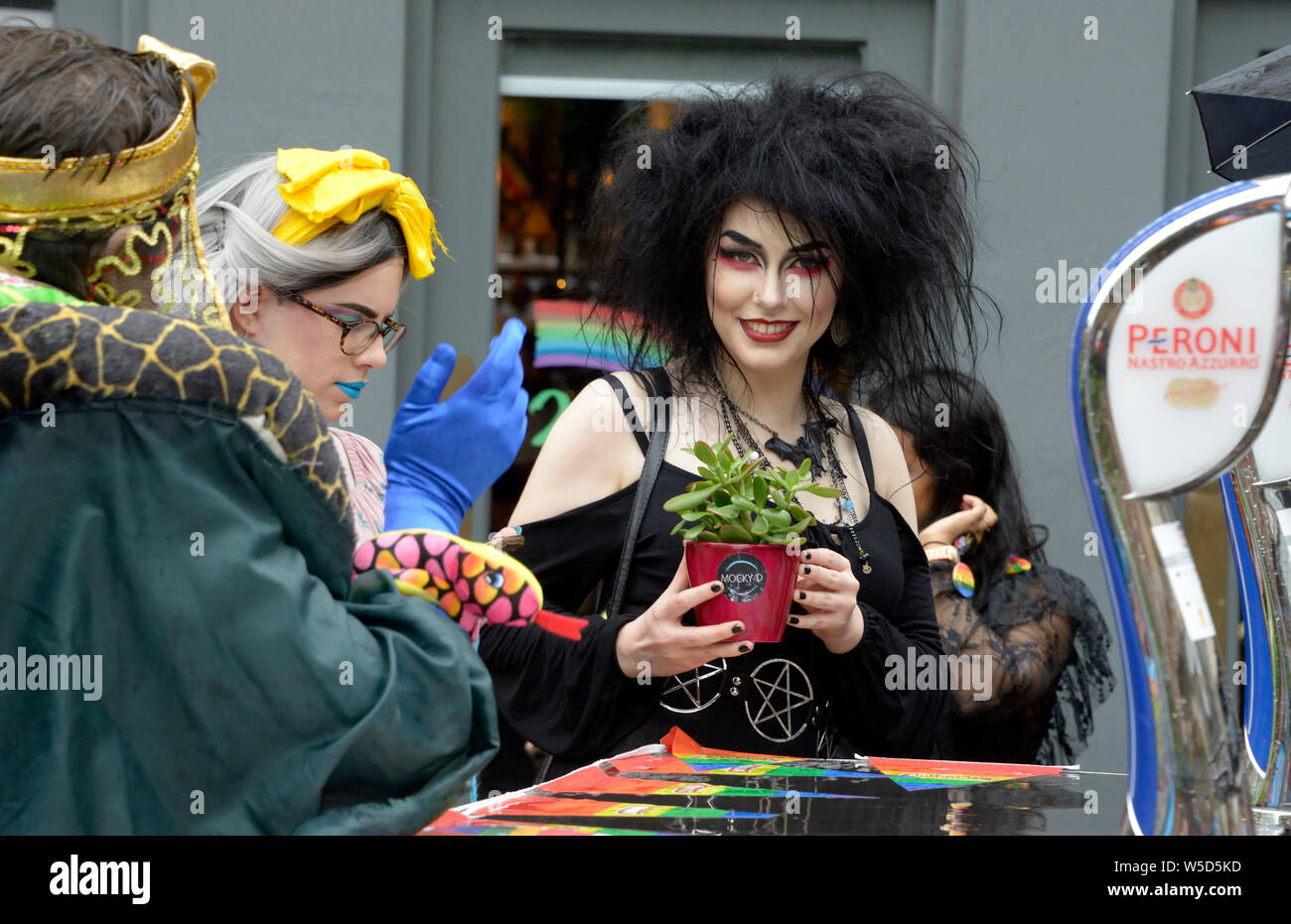 Attraktive Gruppe von jungen Frauen, im Pride Ereignis, in Nottingham, Stockfoto