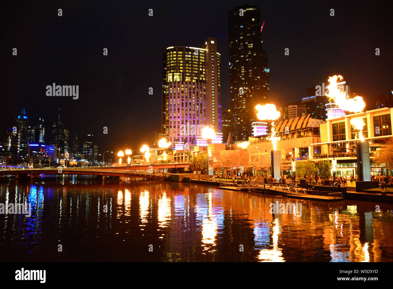 Fluss Yarra, Southbank Feuer Anzeige bei Nacht, Melbourne, Victoria, Australien Stockfoto