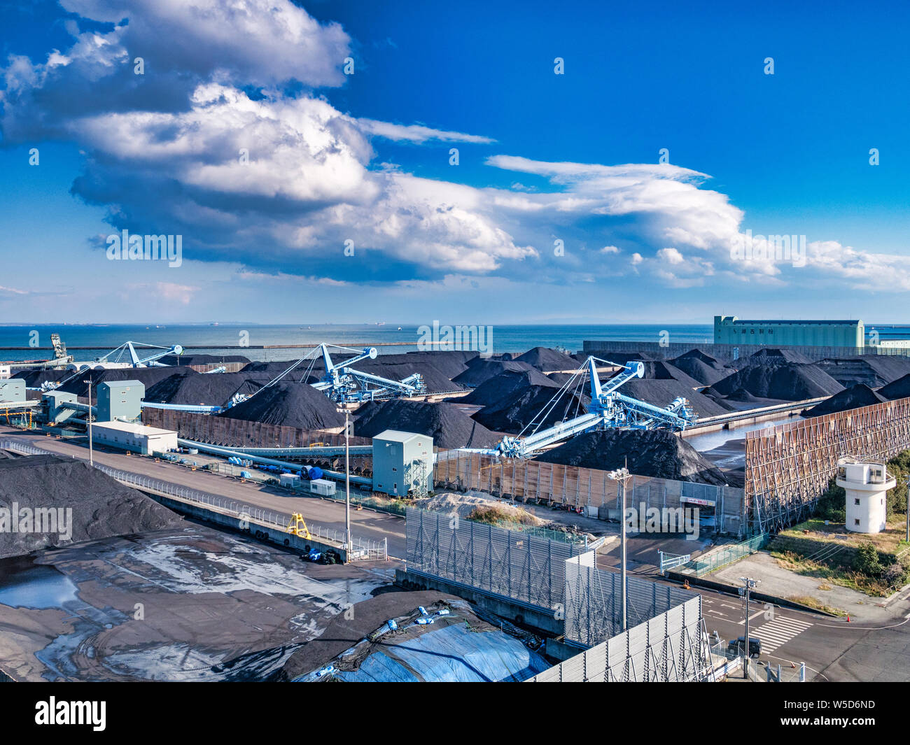 2. April 2019: Yokkaichi, Japan - importierte Kohle- und Verladeanlagen in der Chubu Kohle entfernt, an einem sonnigen Frühlingstag. Stockfoto