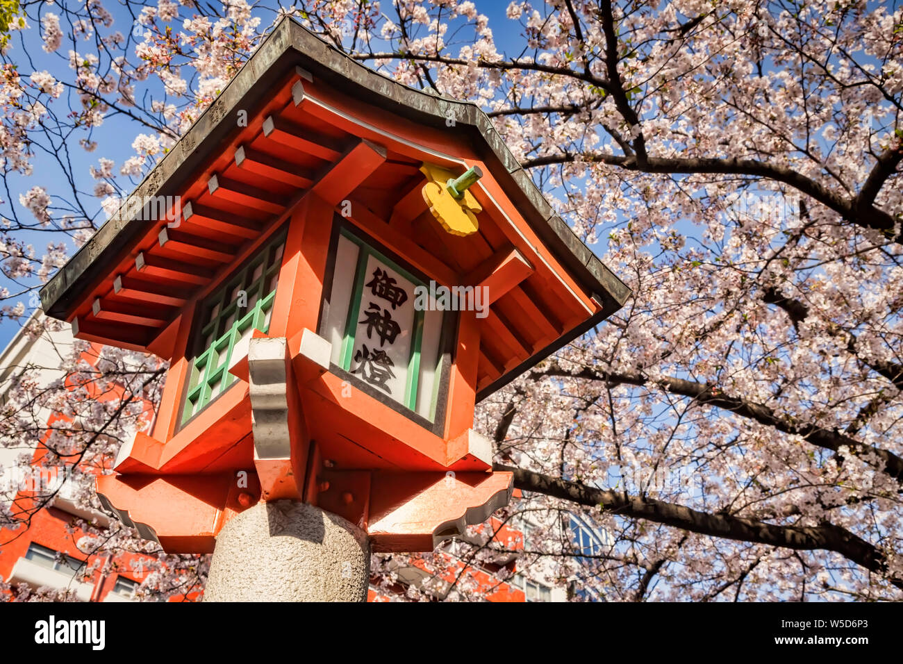 6. April 2019: Tokyo, Japan - die Lampe in der Straße in Tokio mit Cherry Blossom Hintergrund. Stockfoto