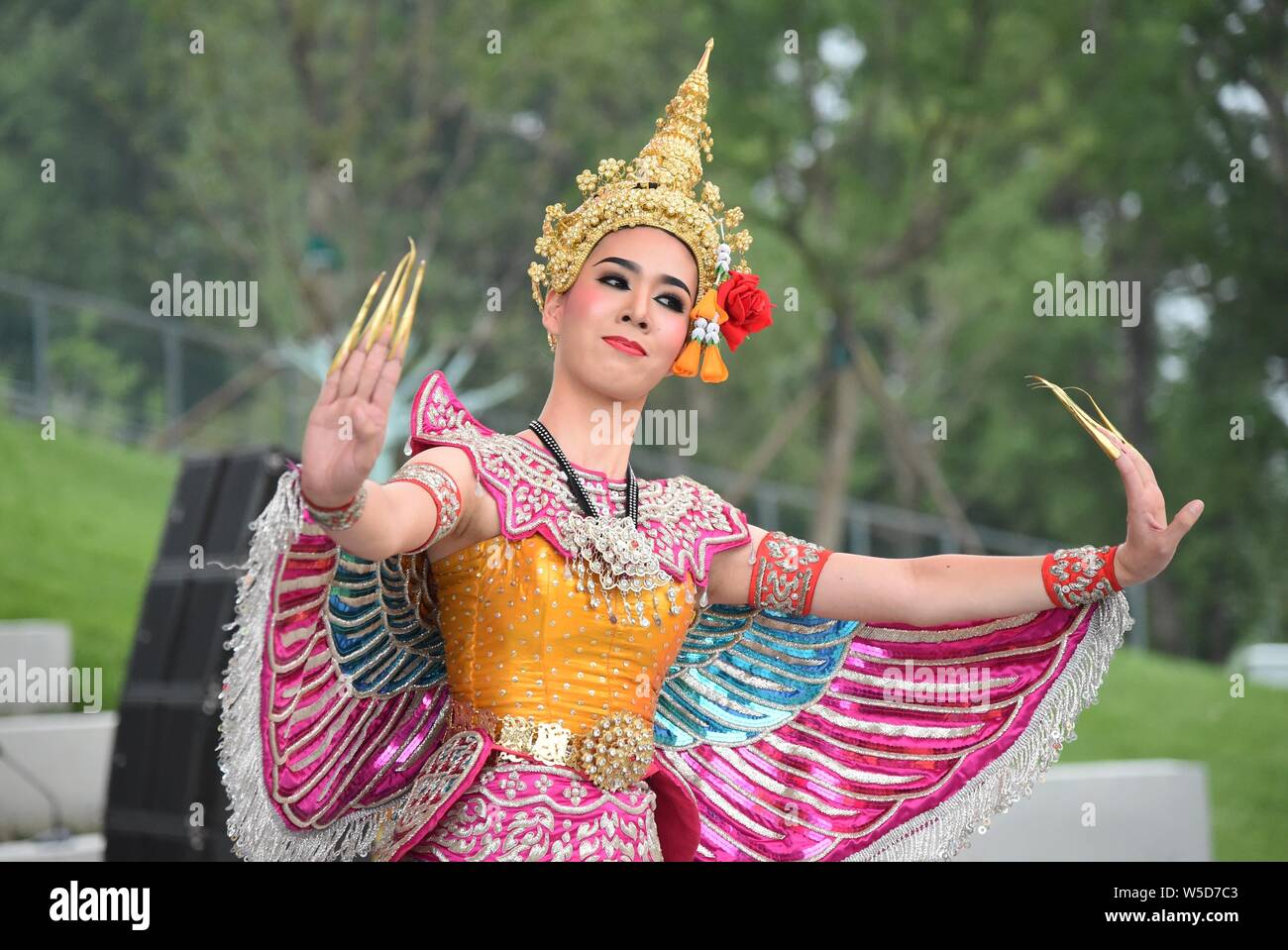 (190728) - Peking, 28. Juli 2019 (Xinhua) - ein Künstler, der während der "Thailand Tag' an der Peking Internationale Gartenbauausstellung in Peking, der Hauptstadt von China, 28. Juli 2019. Die "Thailand Tag' Fall wurde an der Peking Internationale Gartenbauausstellung am Sonntag statt. (Foto von Ren Chao/Xinhua) Stockfoto