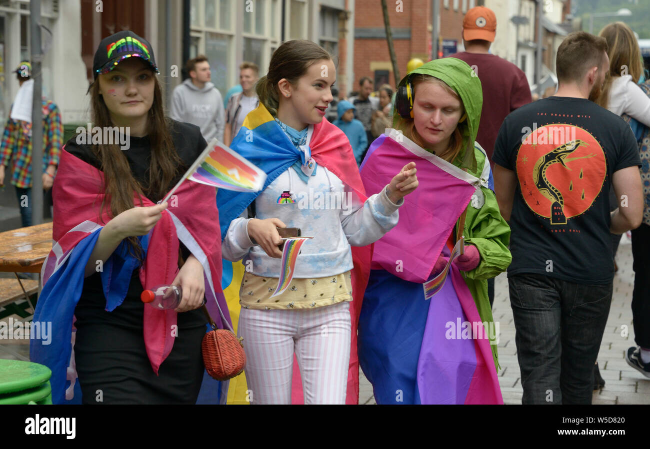 Drei Mädchen, Fahnen, im Pride event, Nottingham. Stockfoto