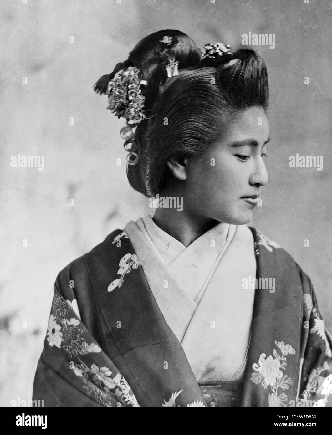 [1890s Japan - Japanische Frau mit traumhaften Frisur] - Frau im Kimono und traditionelle Frisur. Aus einer Reihe von Glas Folien veröffentlicht (aber nicht fotografiert) von schottischen Fotograf George Washington Wilson (1823 - 1893). Wilson's Firma war einer der grössten Verleger von fotografische Abzüge in der Welt. 19 Vintage Glas schieben. Stockfoto