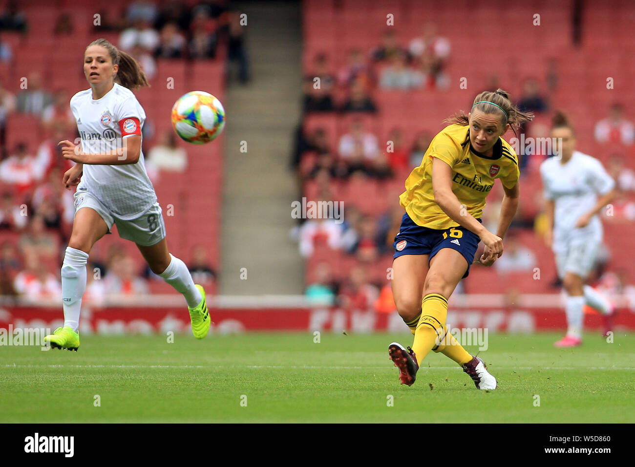 London, Großbritannien. 28. Juli 2019. Katie McCabe von Arsenal Frauen nimmt einen Schuß am Ziel. Emirates Cup 2018 überein, Arsenal Frauen v Bayern München Frauen im Emirates Stadium in London am Sonntag, den 28. Juli 2019. Dieses Bild dürfen nur für redaktionelle Zwecke verwendet werden. Nur die redaktionelle Nutzung, eine Lizenz für die gewerbliche Nutzung erforderlich. Keine Verwendung in Wetten, Spiele oder einer einzelnen Verein/Liga/player Publikationen. pic von Steffan Bowen/Andrew Orchard sport Fotografie/Alamy Live news Credit: Andrew Orchard sport Fotografie/Alamy leben Nachrichten Stockfoto