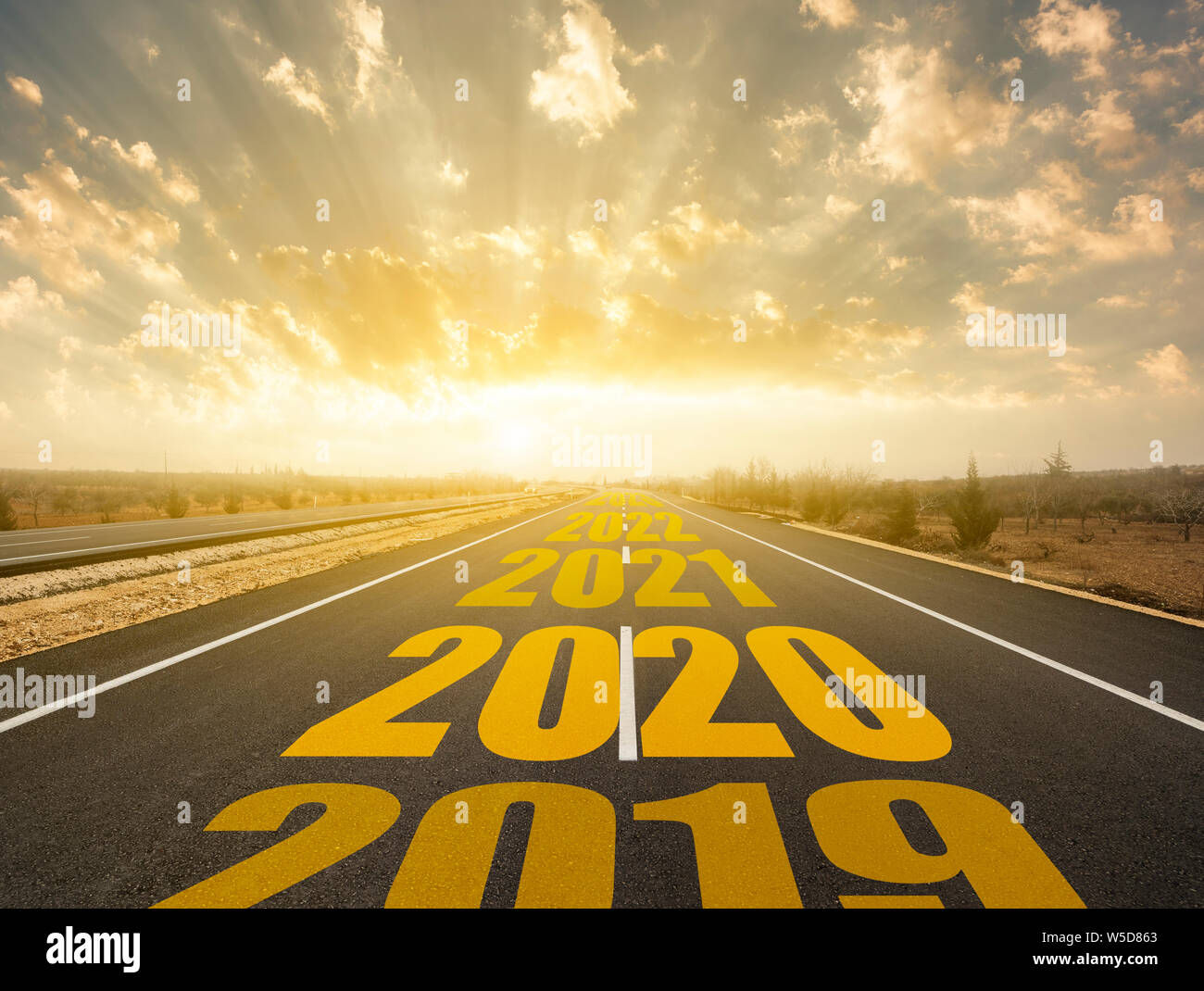 Das Wort 2020 auf der Autobahn unterwegs geschrieben. Konzept für das neue Jahr 2020. Stockfoto