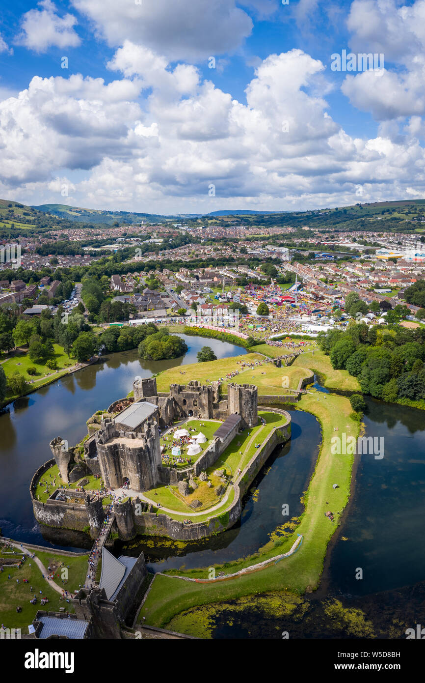 CAERPHILLY, WALES UK - 27. JULI 2019: Luftaufnahme des Big Cheese Festival in Caerphilly. Die dreitägige Veranstaltung ist Wales größte Essen und Unterhaltung Stockfoto