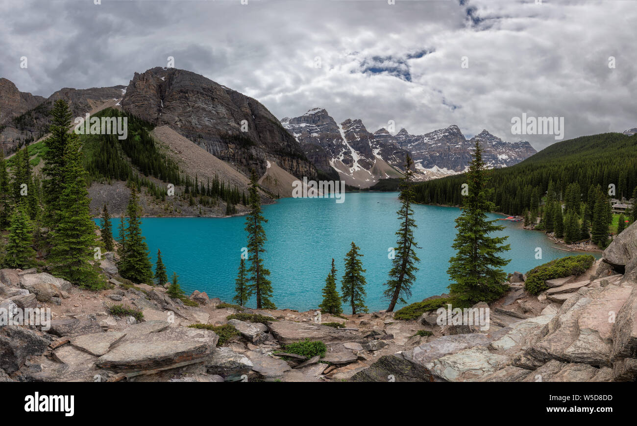 Panoramablick auf den Moraine Lake im Banff National Park, an bewölkten Tag, Kanada. Stockfoto