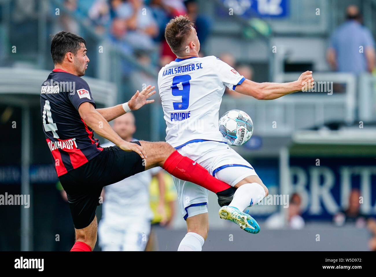 28 Juli 2019, Hessen, Wiesbaden: Fussball: 2. Bundesliga, SV Wehen Wiesbaden - Karlsruher SC, 1. Spieltag, in der BRITA-Arena. Der Wiesbadener Sascha Mockenhaupt (l) und der Karlsruher Marvin Pourie Kampf um den Ball. Foto: Uwe Anspach/dpa - WICHTIGER HINWEIS: In Übereinstimmung mit den Anforderungen der DFL Deutsche Fußball Liga oder der DFB Deutscher Fußball-Bund ist es untersagt, zu verwenden oder verwendet Fotos im Stadion und/oder das Spiel in Form von Bildern und/oder Videos - wie Foto Sequenzen getroffen haben. Stockfoto