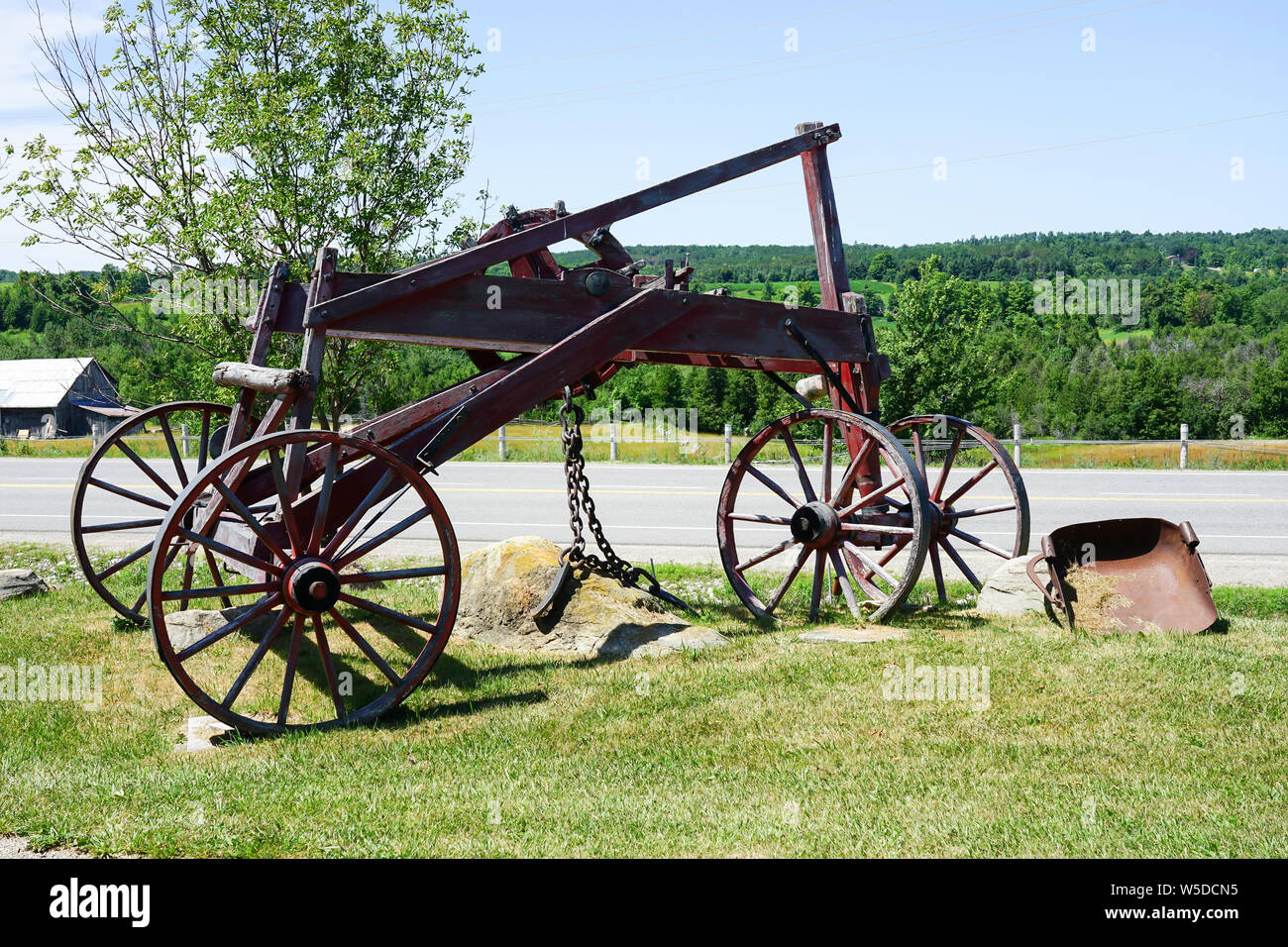 Stein hooker von 1820 zu heben und großen Steinen. Trockenmauer oder Gritstone Wand oder auch als trockene Stapel wie in Ontario, Kanada gesehen, Stockfoto