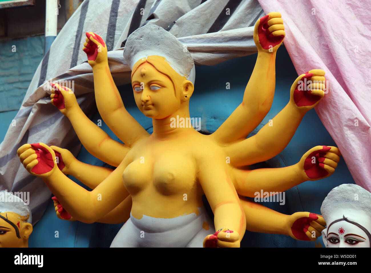 Idol der hinduistischen Göttin Durga während der Vorbereitungen in Kalkutta. Ton Idol der Göttin Durga unter Vorbereitung für Bengalen der Durga Puja festival Kumartuli Stockfoto