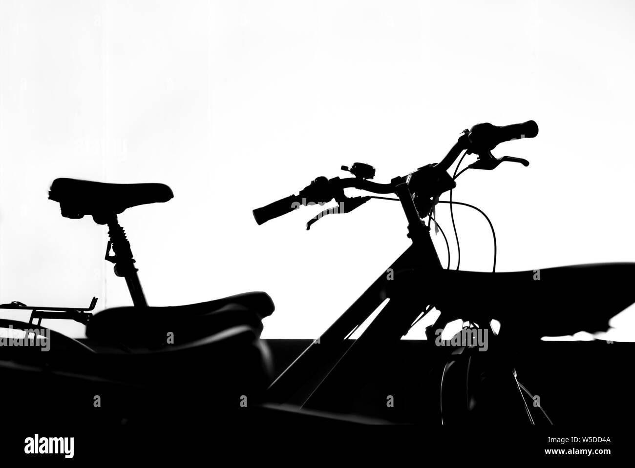 Silhouetten von Fahrrädern in Bike Rack in der Stadt Straße geparkt in er Nacht Stockfoto