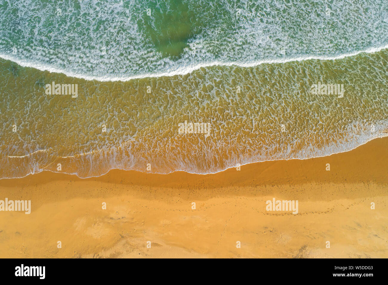 Luftaufnahme der Wellen des Ozeans an einem Sandstrand, im südlichen Afrika Stockfoto